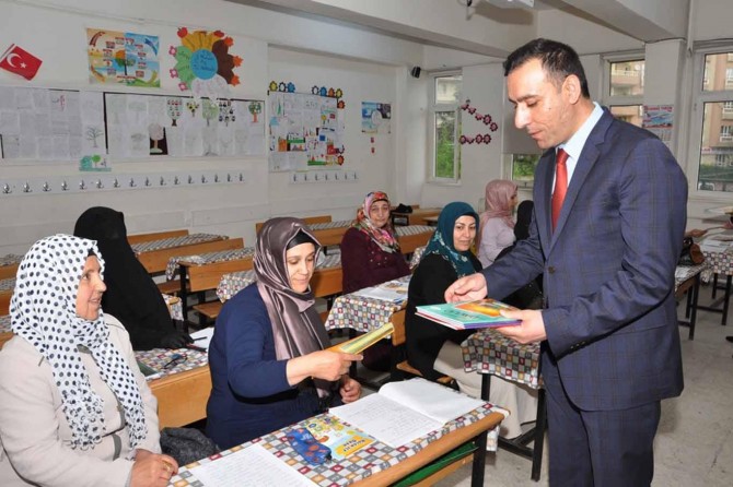 Okuryazarlık eğitimi alan kursiyerlere ziyaret