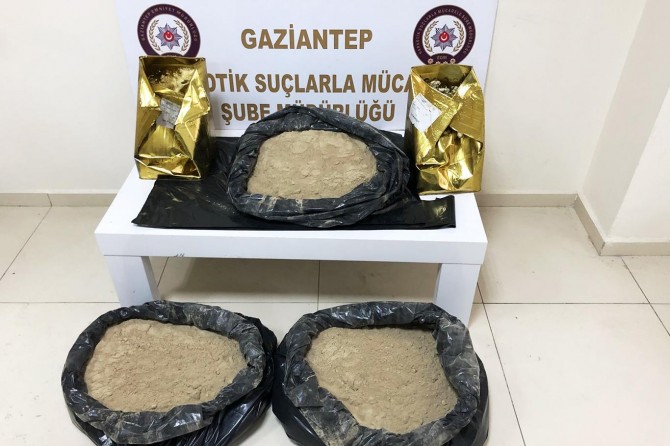 Gaziantep’te bal tenekeleri içerisine gizlenen eroin ele geçirildi