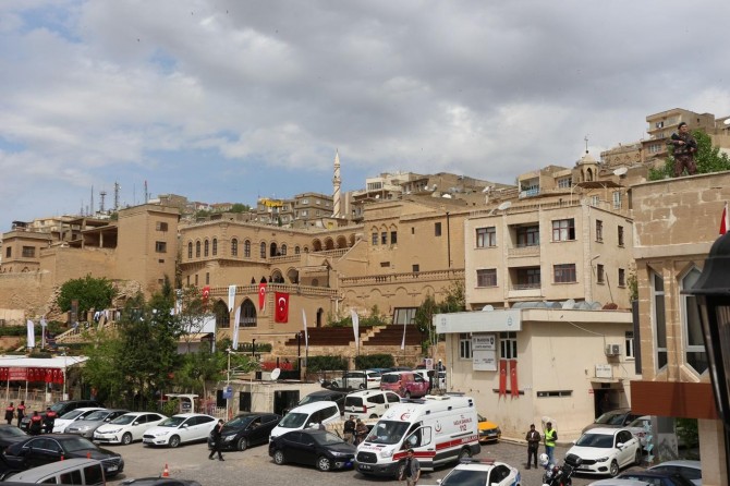 Mardin'de çatıdan düşen polis ağır yaralandı