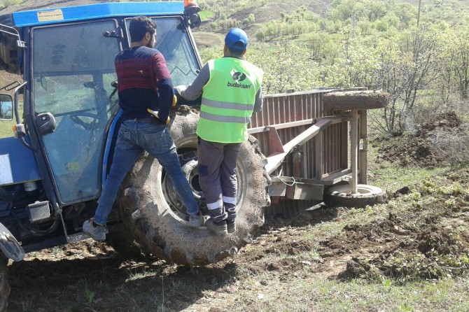 Yük taşıyan traktör römorku devrildi