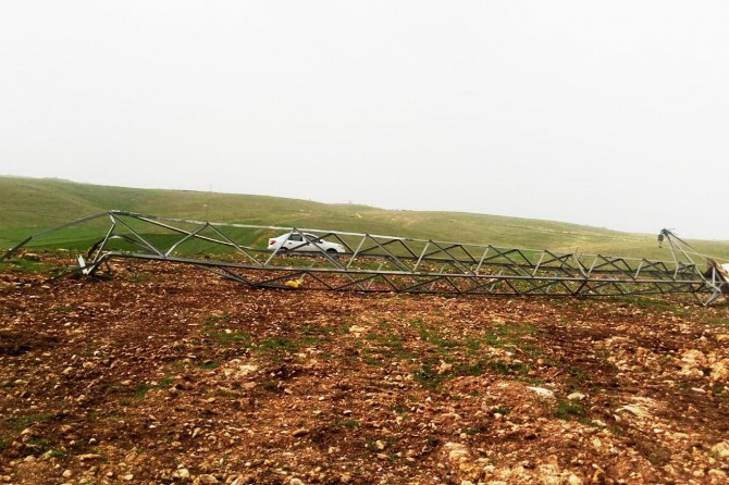 Payandaları çalınan direk devrilince belde enerjisiz kaldı