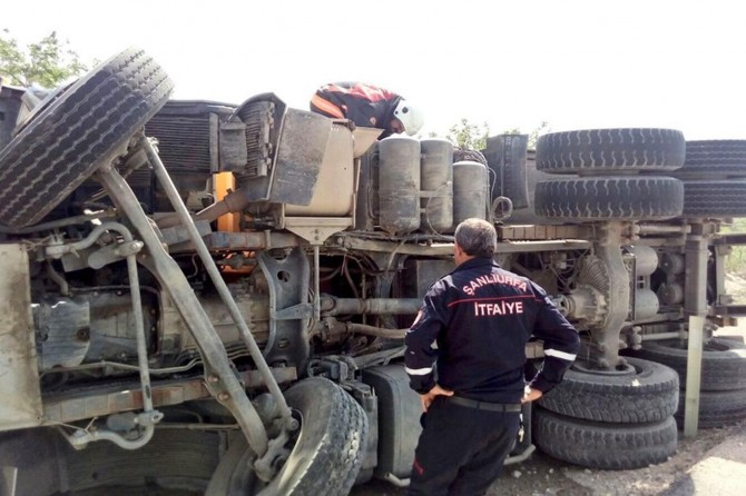 Devrilen kamyonun şoförü yaralandı