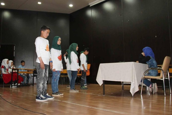 Suriyeli öğrencilerden tiyatro gösterimi