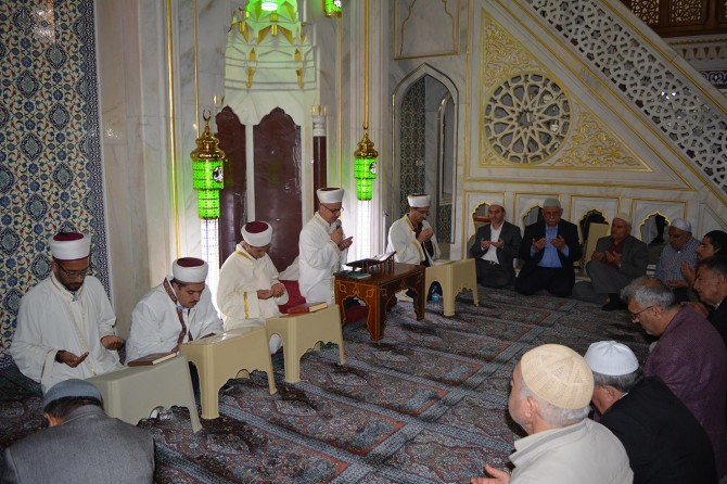 Miraç Kandili'nde eller Filistin için semaya kalktı