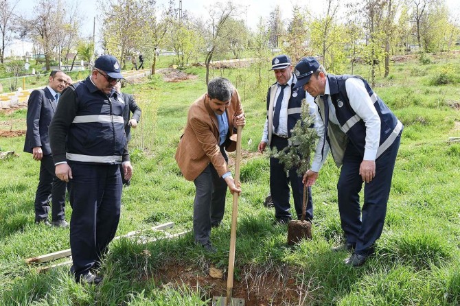 Muş'ta ‘Her Mezarlığa Bir Ağaç’ projesi