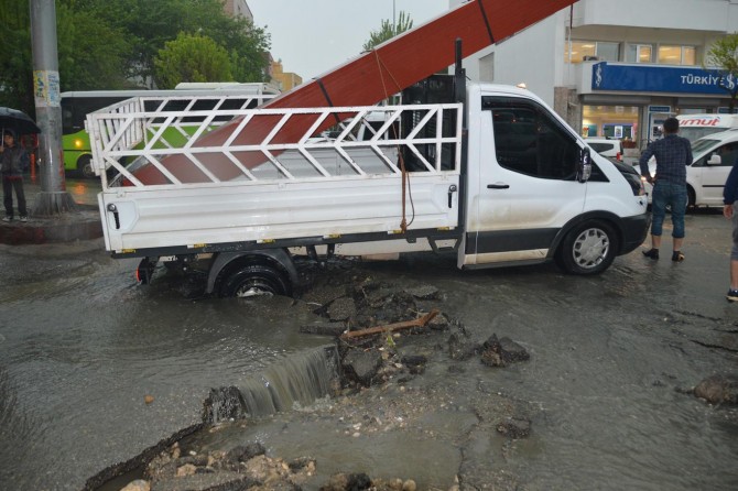 Kısa süreli etkili olan yağmur altyapıyı çökertti