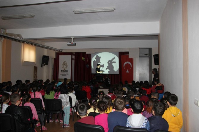 Öğrencilere gölge oyunu sergilendi