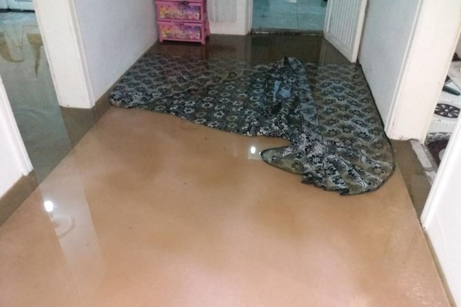 Evine kanalizasyon suyu giren vatandaş mağdur oldu