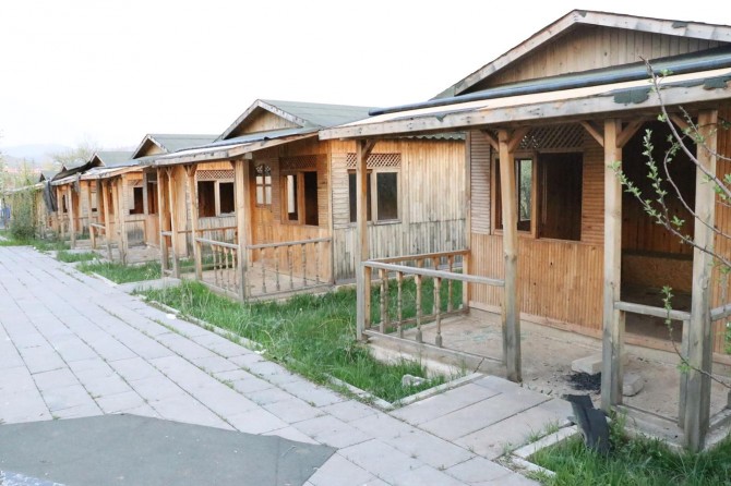 “Köy Pazarı” projesi kapsamında yapılan ahşap dükkânlar çürümeye terkedildi