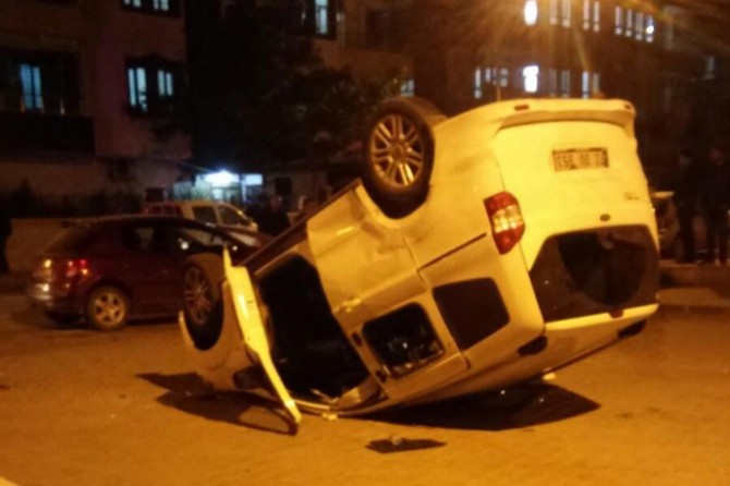 Otomobil ve kamyonet çarpıştı: 2 yaralı