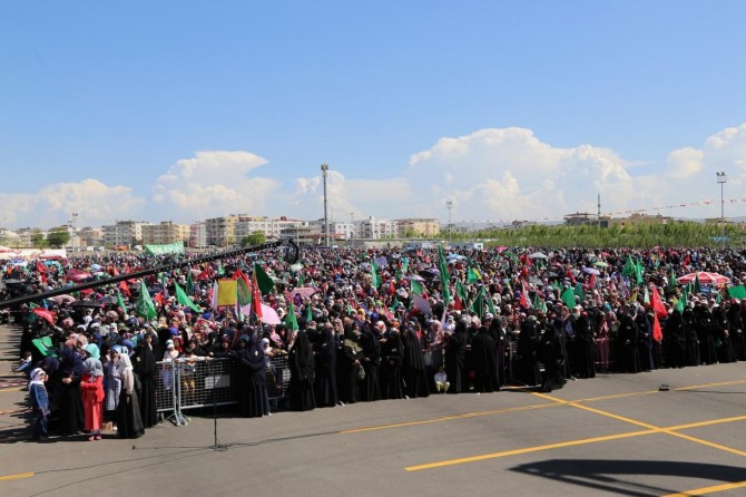 People of Batman demonstrate their love to the Prophet