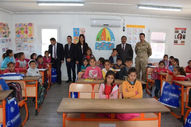 Viranşehir'de öğrencilere giyim yardımı