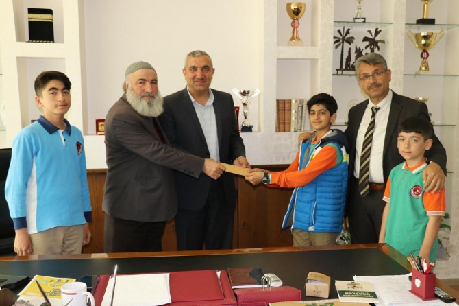 Bingöl'de öğrenciler harçlıklarını Afrikalılar için bağışladı