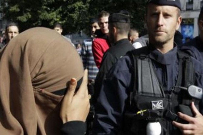 Polis Müslüman bir kadını peçeli olduğu için yere yatırarak darp etti