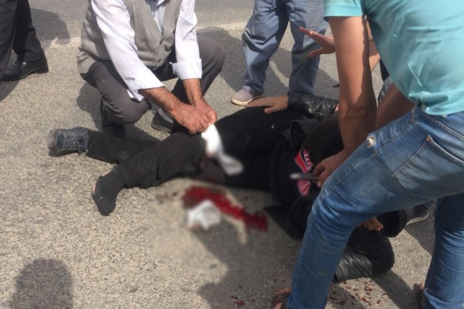 Motosiklet otomobile çarptı: 2 yaralı