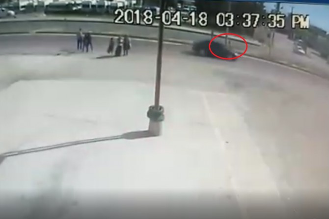 Yola fırlayan çocuğa otomobilin çarpması güvenlik kamerasına yansıdı