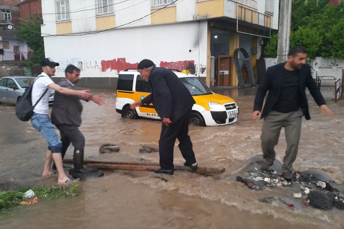 Diyarbakır'da sağanak yağış etkili oldu