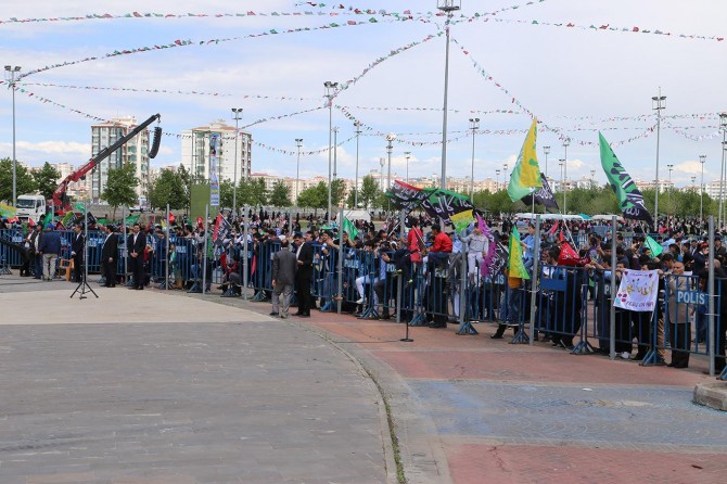 Peygamber sevdalısı halk Mewlid alanına doğru akın akın geliyor