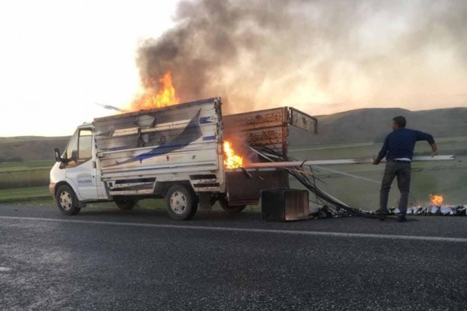 Batman-Bismil Karayolunda seyir halindeki kamyonet alev aldı