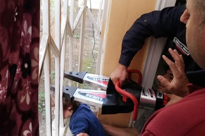 Kafası parmaklıklara sıkışan çocuk kurtarıldı