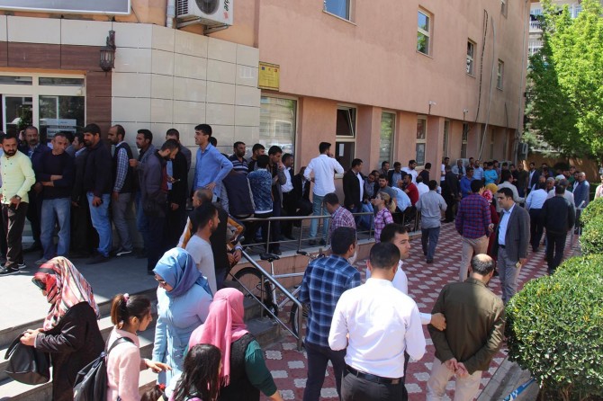 İşe alınmak için uzun kuyruklar oluşturdular