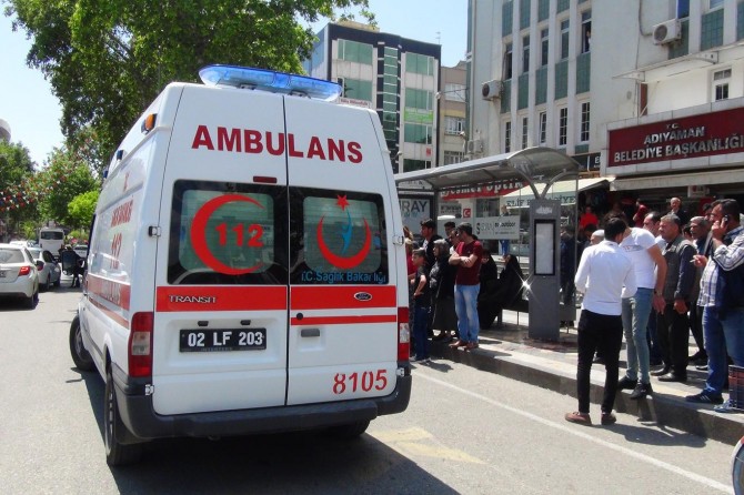 Durakta gördüğü eşini bıçaklayarak yaraladı