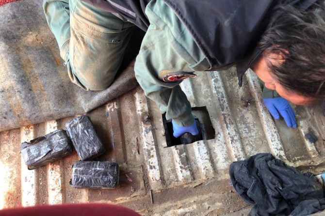 Van Edremit'te aracın yakıt deposundan 47 kilo eroin çıktı