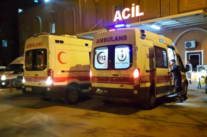 Mardin’de virajı alamayan transit devrildi: 2 yaralı