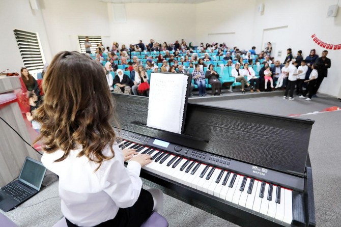 Büyükşehir kurslarındaki çocuklar hünerlerini sergiledi