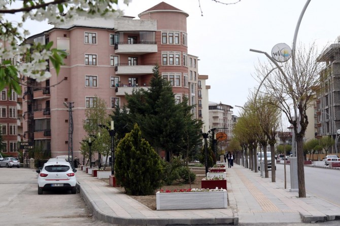 Büyükşehir’in İki Nisan Caddesindeki park çalışmaları tamamlandı