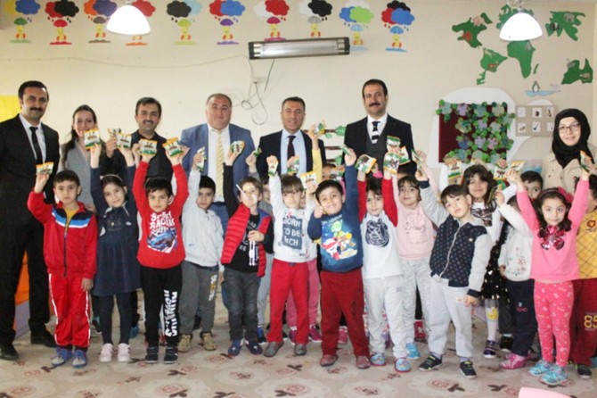 Van’da okullarda kuru üzüm dağıtımı yapıldı