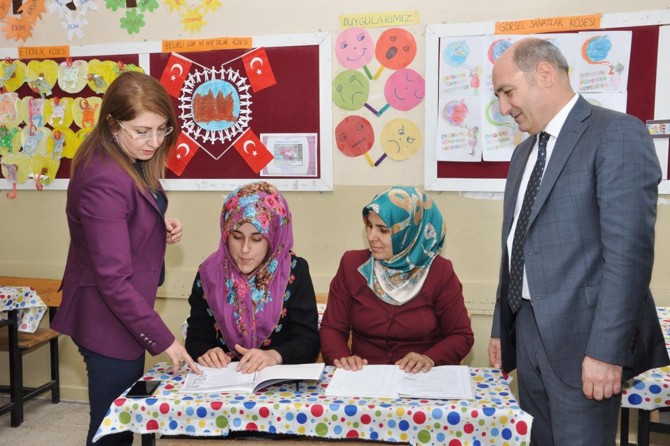 "Okuma yazma öğrenerek kendinize ve çocuklarınıza katkınız olacak"