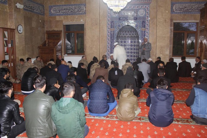 57'nci Alay Vefa yürüyüşü için sabah namazında buluştular