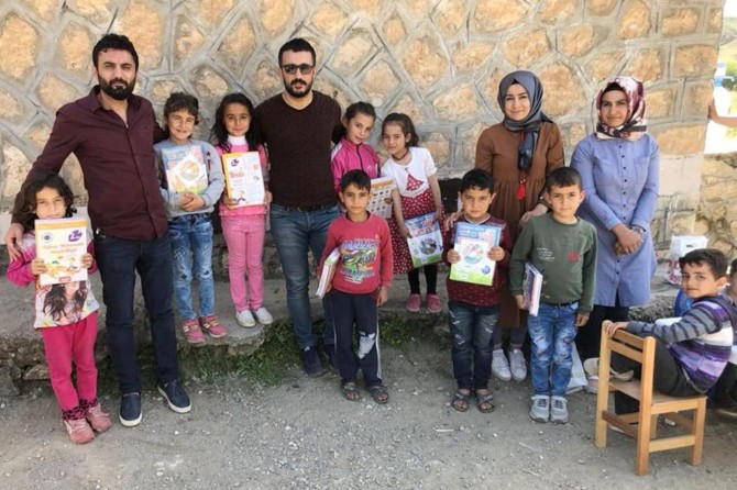 Köy okulu öğrencilerine kırtasiye yardımı