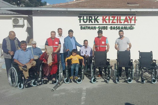 Batman’da engellilere tekerlekli sandalye yardımı yapıldı