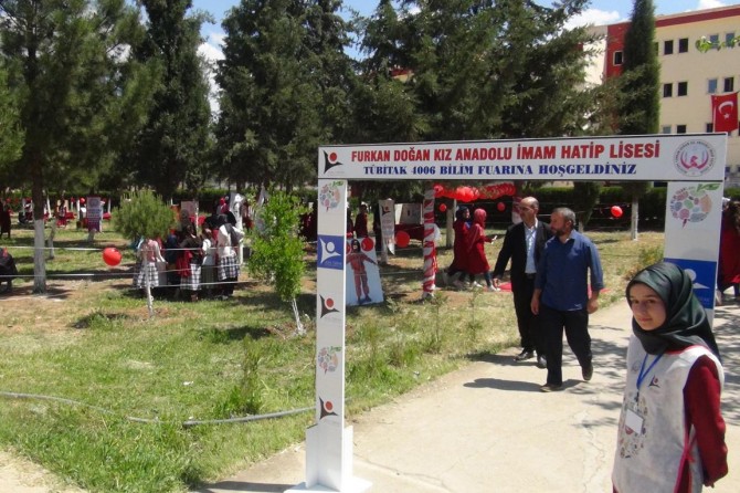 Kız İmam Hatip öğrencileri TÜBİTAK Bilim Fuarında projelerini sergiledi