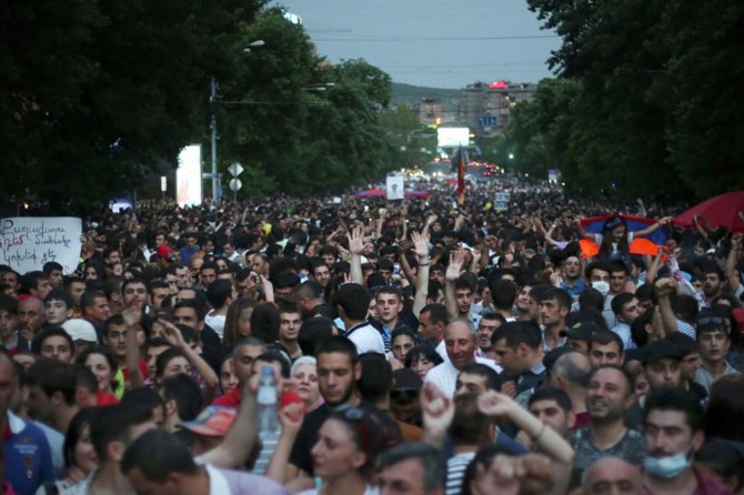Ermenistan'da muhalifler yine sokakta
