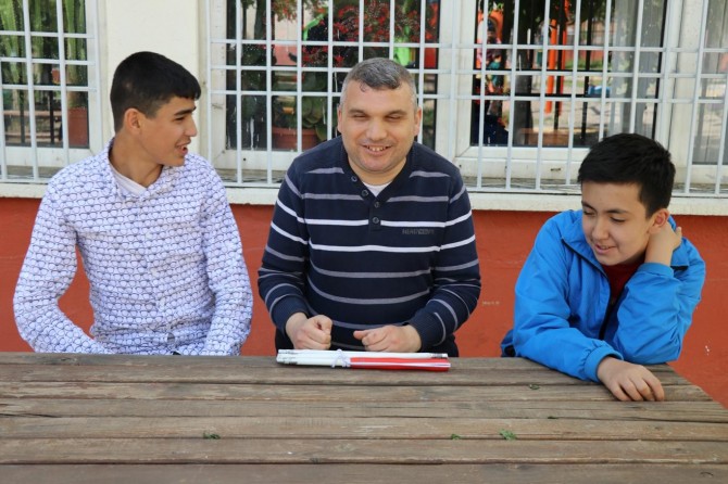 Kendisi gibi görme engelli öğrencilere öğretmenlik yapıyor