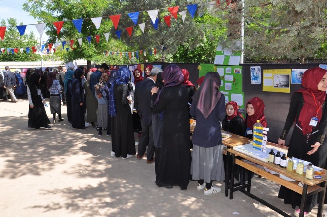 ​İHL öğrencilerinden “TÜBİTAK Bilim Fuarı”