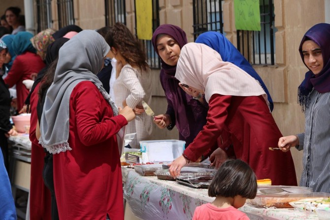 Lise öğrencileri Kudüs’e gitmek için kermes açtı