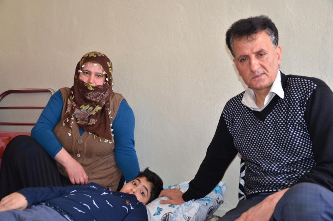 Bir çocuğu engelli aile 37 bin TL'lik su ve elektrik borçlarıyla ortada kaldı