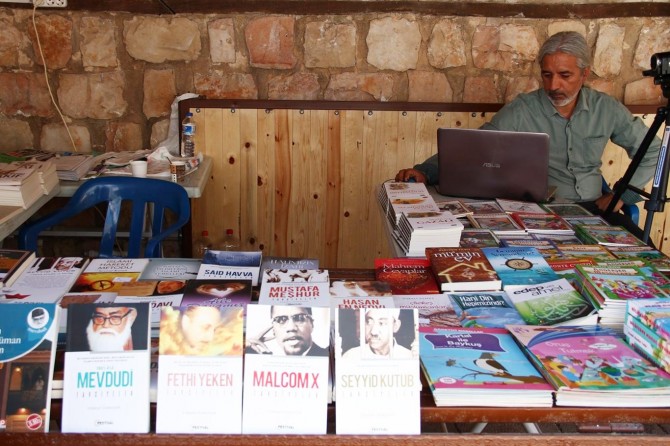 “Okumanın önündeki en büyük engel televizyonlar ve sosyal medyadır”