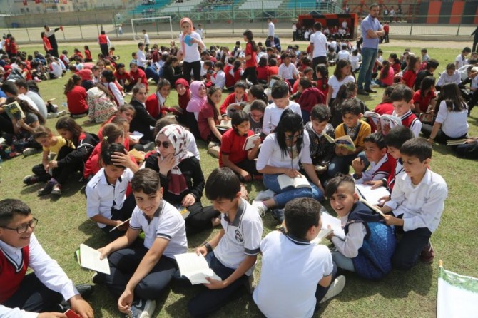 Silopi'de binlerce öğrenci aynı anda kitap okudu