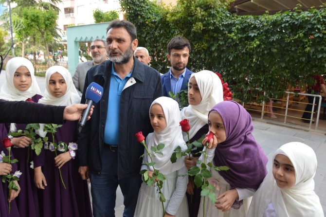 Minikler güllerle halkı Mewlid etkinliğine davet etti