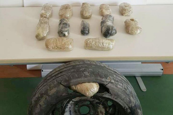 Aracında esrar bulunan şüpheli tutuklandı