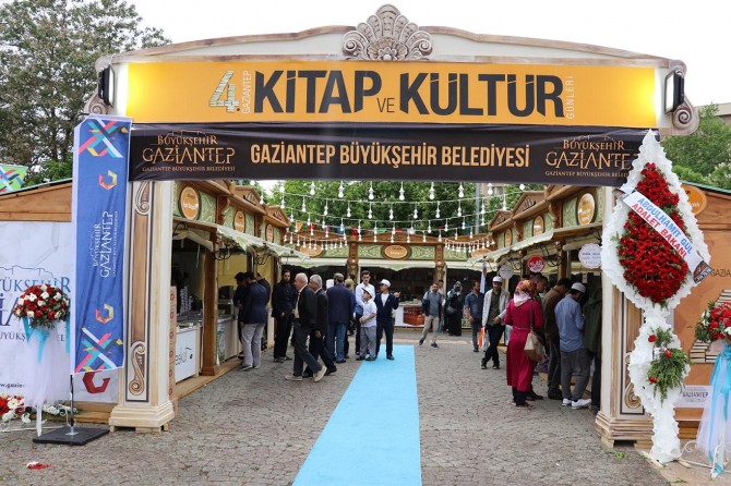 “Kitap okumak insanı her yönüyle geliştiriyor”