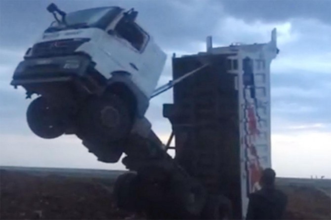 Yükünü boşaltan kamyon şaha kalktı