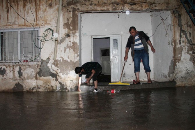 Malbata ku mala wî di bin avê de ma li benda alîkarîyê ye