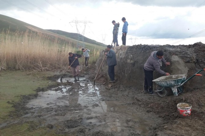 İmece usulü sulama göleti oluşturuyorlar