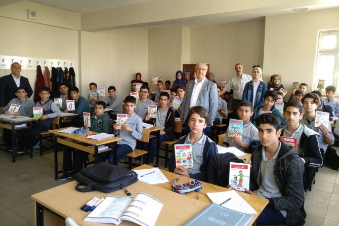 Üniversitelilerden lise öğrencilerine kitap hediyesi